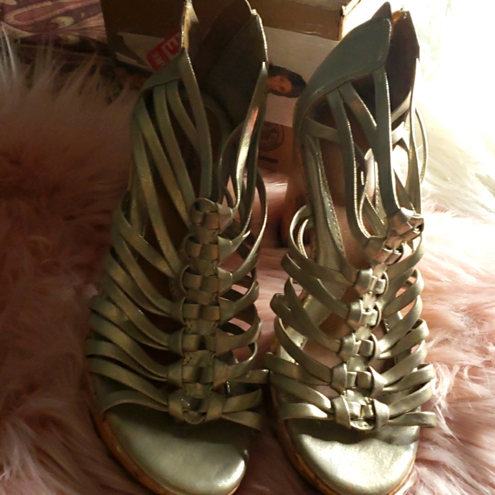 Gold Wedge heels 👠